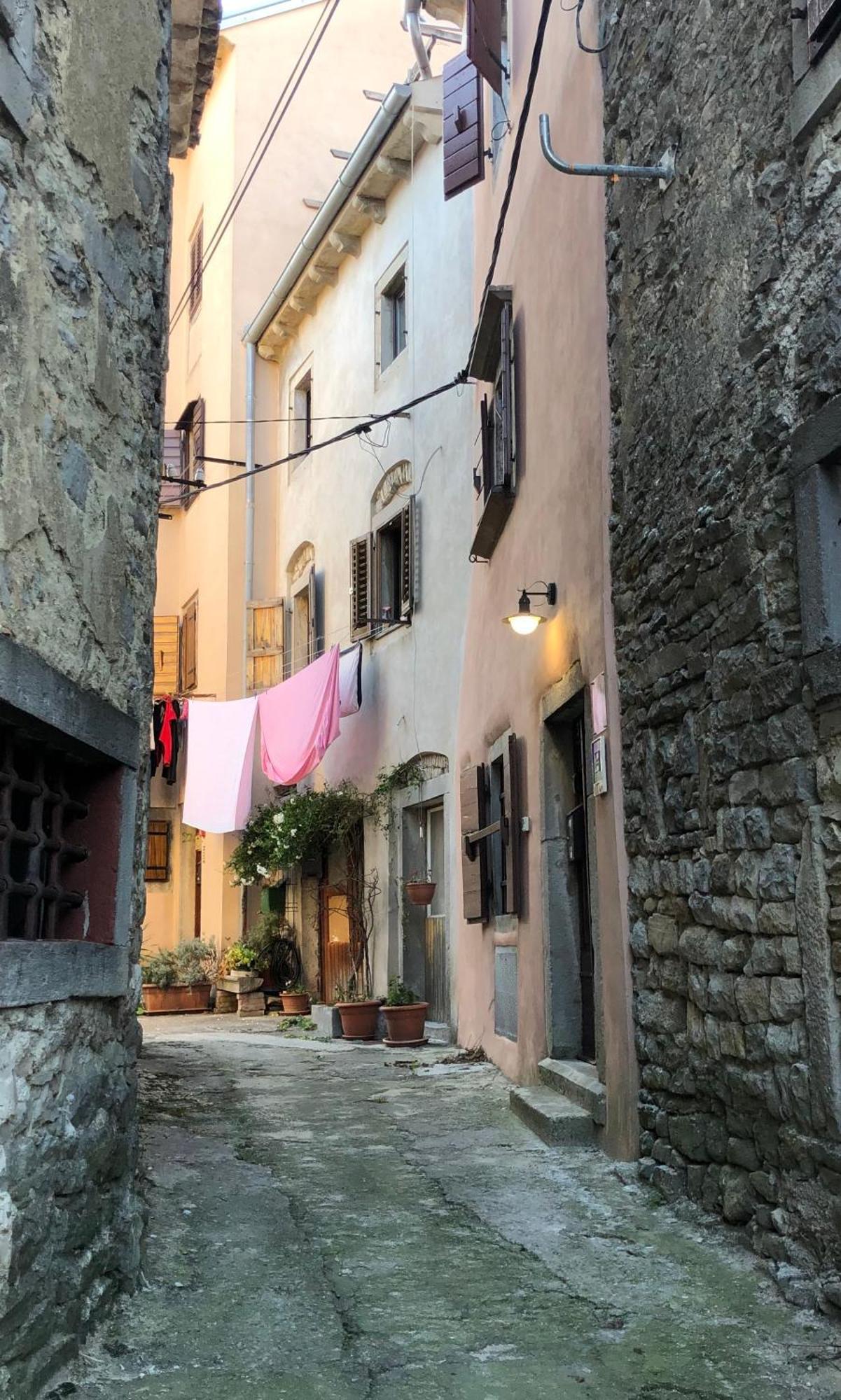 Kate'S Townhouse Apartment Buzet Exterior photo