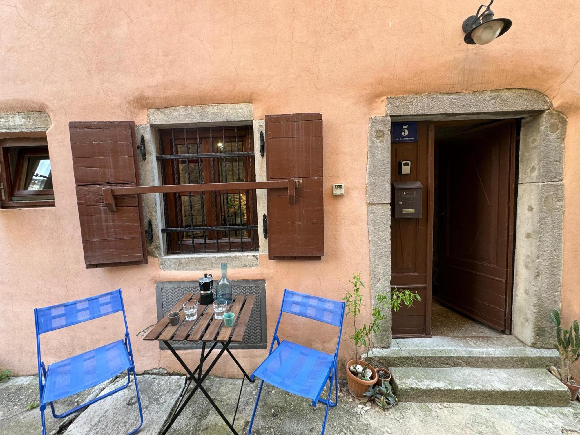 Kate'S Townhouse Apartment Buzet Exterior photo